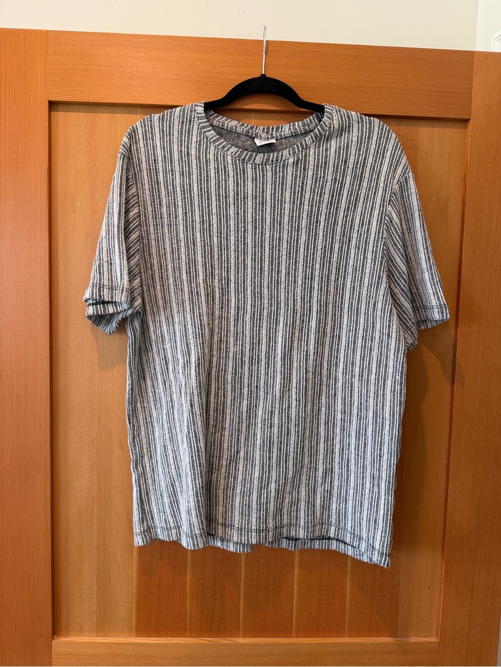 Zara Men's Short Sleeve Crewneck Shirt in Gray and White Vertical Stripe